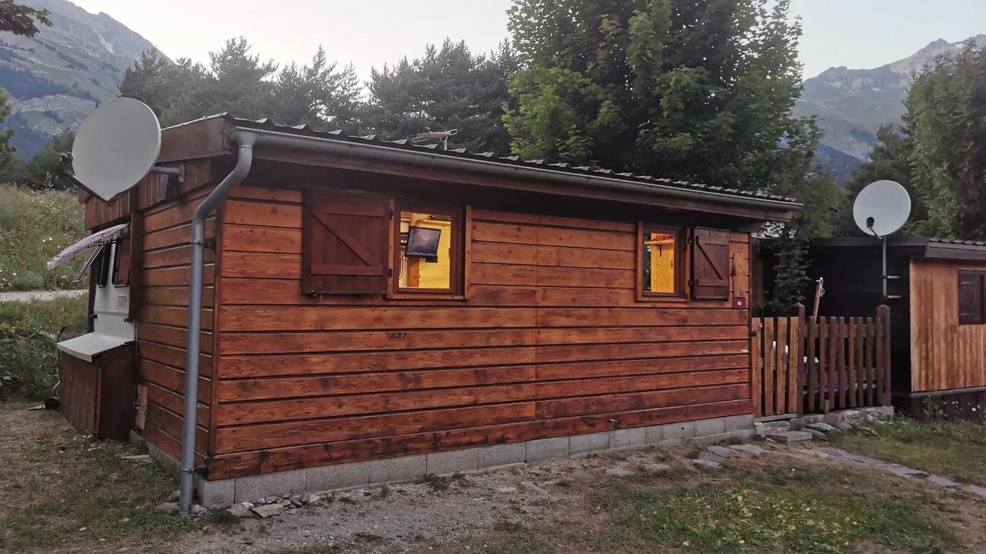 Caravane 4 Personnes Au Camping D'欧苏瓦